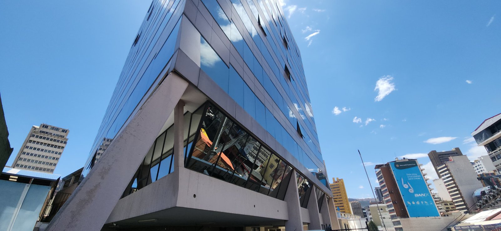 Edificio Park Inn junto a la avenida